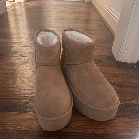 UGG- mini platform boots - Picture 3 of 5